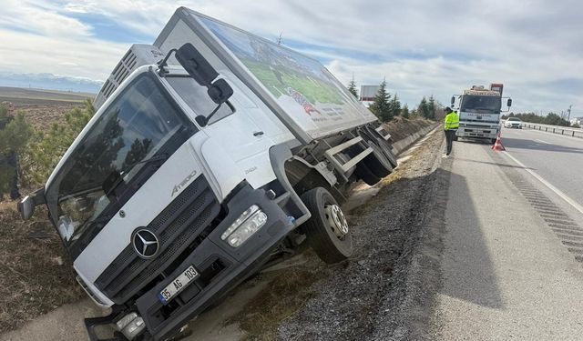 Peynir yüklü kamyon devrildi