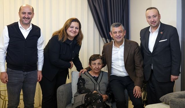 Özgür Özel, Burcu Köksal'ın hasta olan annesini ziyaret etti