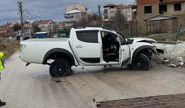 Refüjden düştü, evin duvarına çarptı