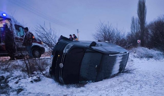 Afyon'da minibüs devrildi, 5 yaralı