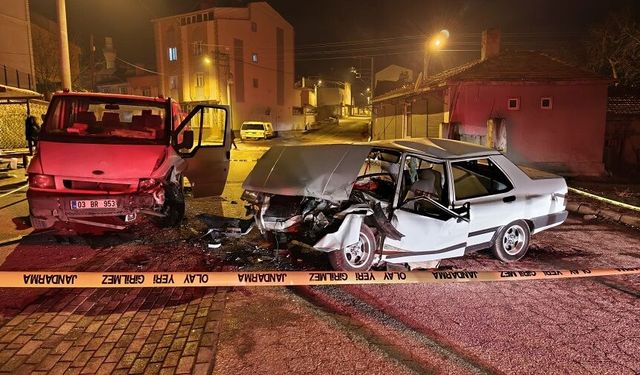 Kamyonet Tofaş çarpıştı, yaralılar var