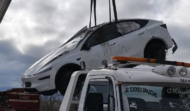 Afyon'da Tesla kaza yaptı, 2 yaralı