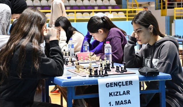 Afyon'da gençler satranç müsabakaları tamamlandı
