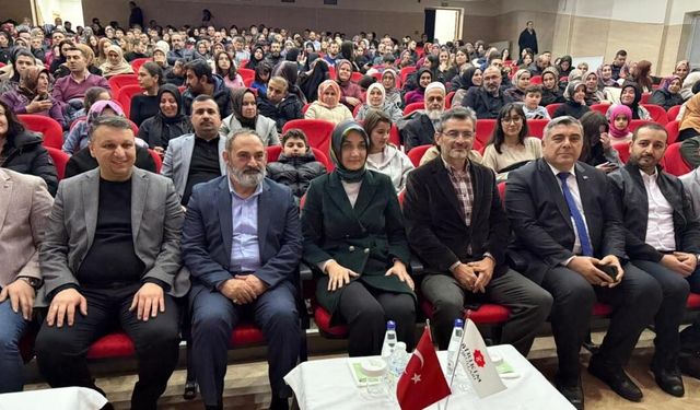 Afyon'da Gönül Harmanı Şiir Gecesi düzenlendi