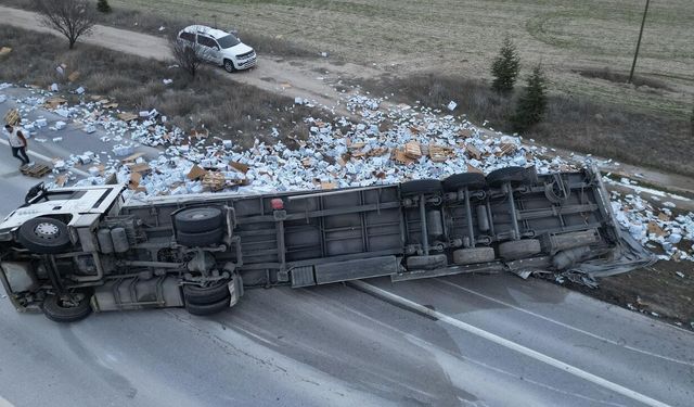 Paket süt yüklü tır devrildi