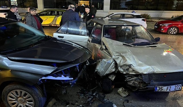 Afyon'da iki otomobil çarpıştı, 1 yaralı var