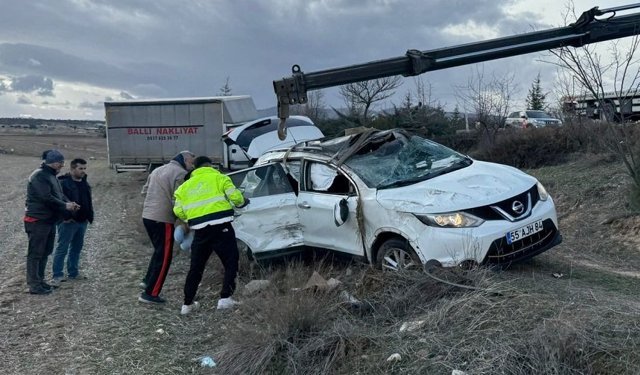 Kamyonet otomobil ile çarpıştı, 3 yaralı