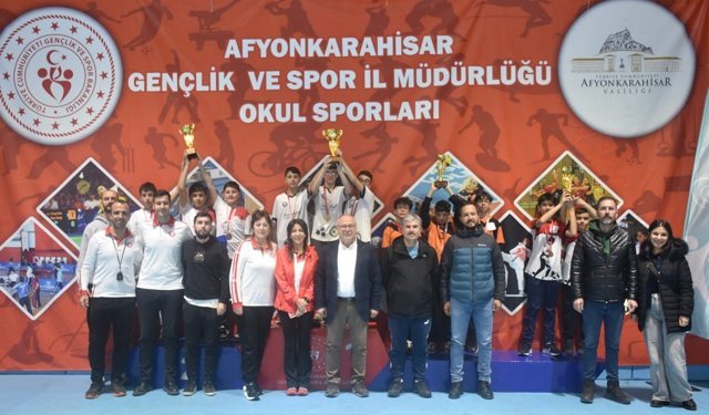 Yıldız Erkekler Floor Curling'de Osmanköy Ortaokulu birinci
