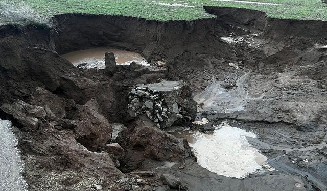 YAĞMUR SONRASI KÖY YOLU ÇÖKTÜ