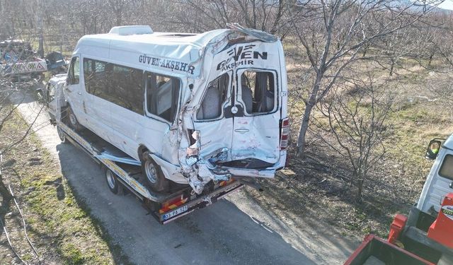 Afyon'da yolcu minibüsü tırla çarpıştı