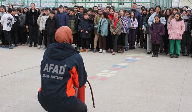 AFAD okullarda eğitimlerine devam ediyor