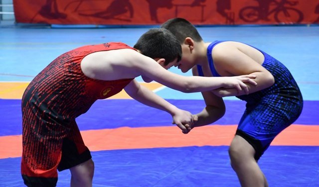 Afyonkarahisar'da küçükler güreşte şampiyonlar belli oldu