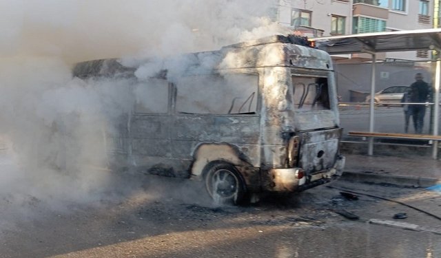 Afyon'da hat minibüsü seyir halindeyken yandı