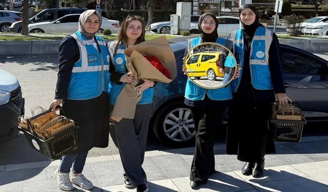 AK Partili gençler, Kadınlar Günü'nü kutladı