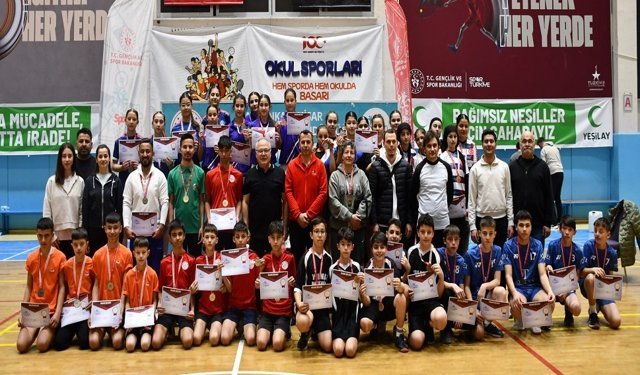 Afyon'da badminton yıldızlar grup müsabakaları sona er
