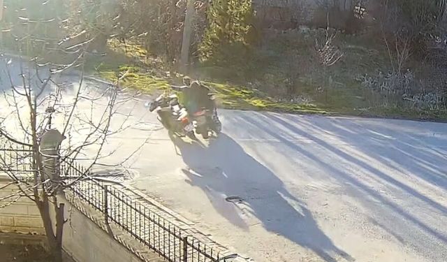 İki motisikletin çarpıştığı kaza güvenlik kamerasında