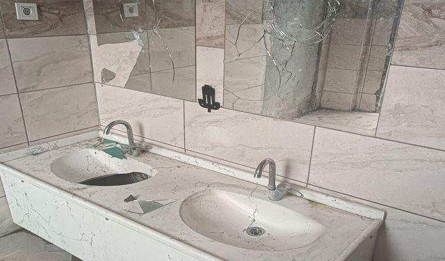 Afyon'da bir ilçede cami tuvaletine vandal saldırısı!..