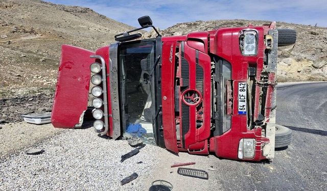 Kömür yüklü tır devrildi, 1 yaralı