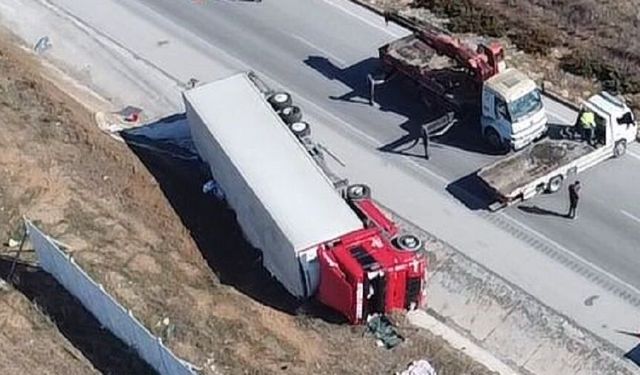 Hırdavat malzemesi taşıyan tır devrildi