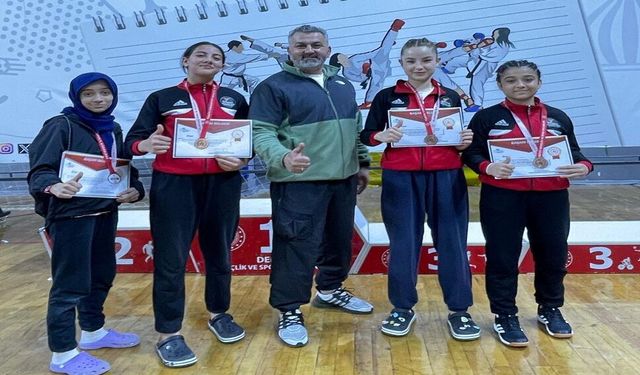 Afyonlu karateci gençler Denizli'de fırtına gibi esti