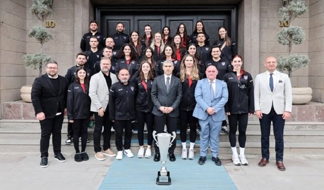 Şampiyonlar Vali Naci Aktaş'ı ziyaret etti