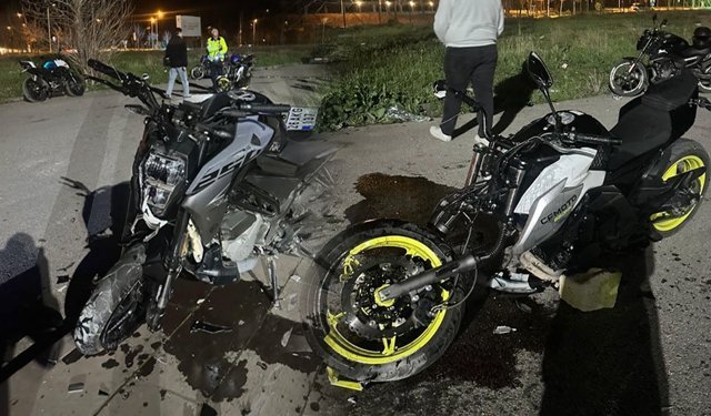 Akrobatik hareketler yapan iki motosiklet çarpıştı