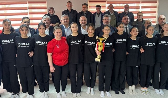 AK Parti, Işıklarlı şampiyon çocukları ödüllendirdi!..