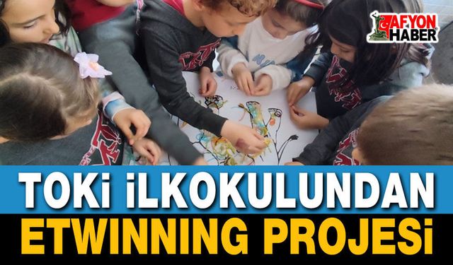 Gri Filler Arasında Parlak Bir Renk