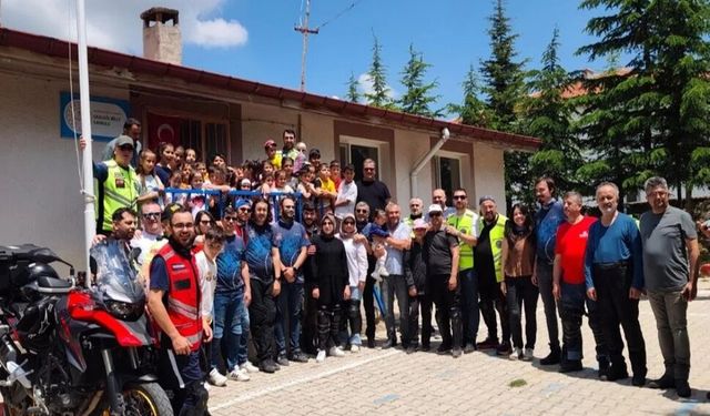Afyonlu Motosiklet Tutkunları Öğrencilere Verdiği Sözü Tuttu