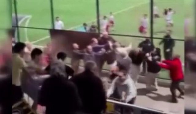 Çocuklar maç yaptı, tribünde babalar kavga etti!..