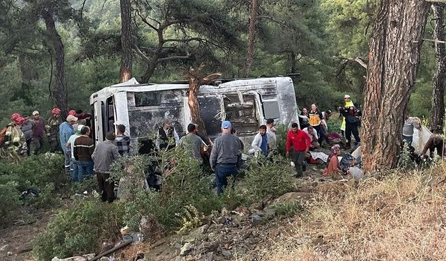 Servis otobüsü devrildi, 22 yaralı var