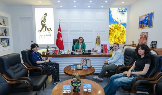 Burcu Köksal Selma Topçu Ve Gençleri Ağırladı