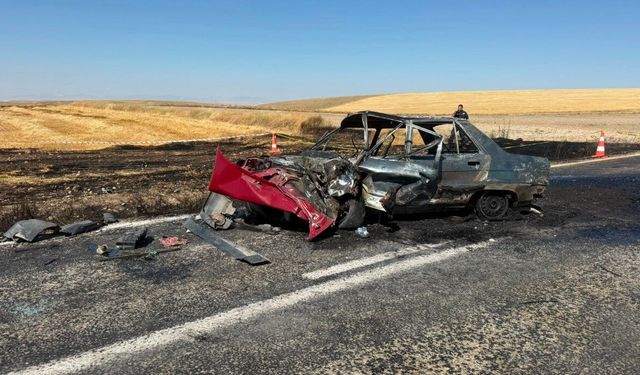 Afyon'da feci kaza: Sürücü yanan aracın içinde kaldı
