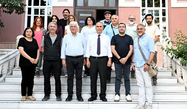 Lisansüstü mezunlar, karma sanat sergisi açtı
