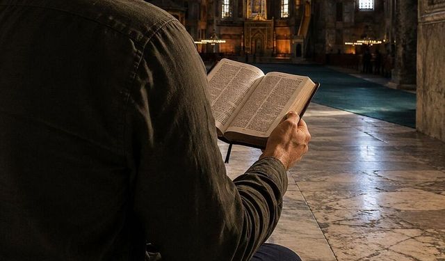 Ayasofya'da Yüksek Sesle İncil Okuyan 2 Turist Sınır Dışı Edildi