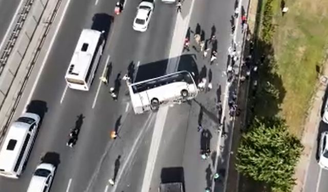 Servis midibüsü devrildi: 21 yaralı