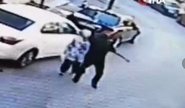 Yolda yürüyen kadının ensesine vurup kaçtı!..