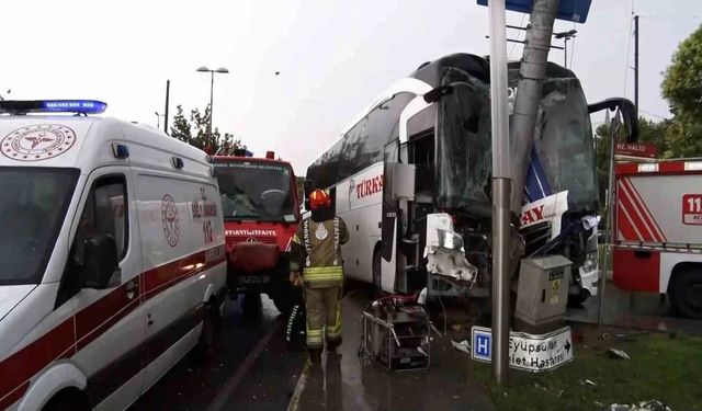 Şehirler Arası Yolcu Otobüsü Kaza Yaptı: 30 Yaralı