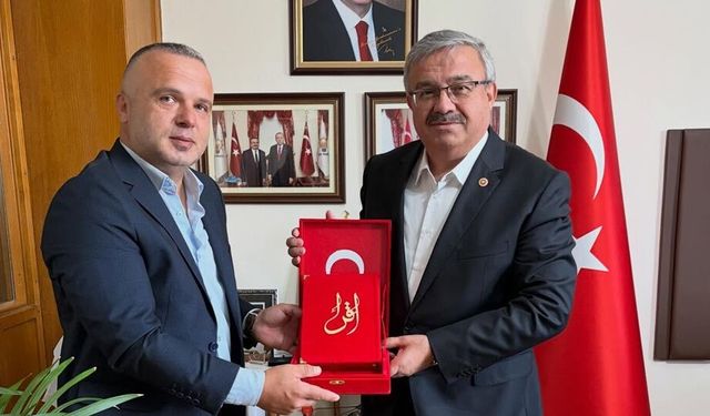 AK Partili Yurdunuseven’e Meclis’te Anlamlı Ziyaret