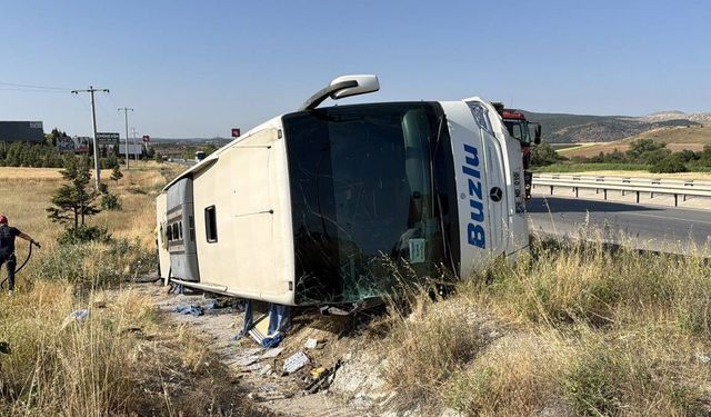 Yolcu otobüsü devrildi, 24 yaralı