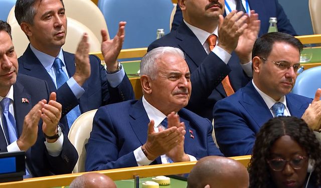 Binali Yıldırım, gözyaşları içinde dinledi