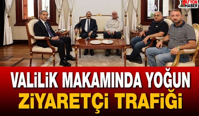 Valilik makamında yoğun ziyaretçi trafiği