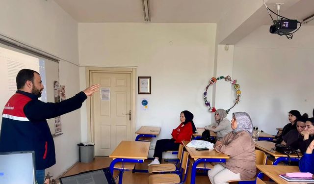 Afyon’da üreticilere elma yetiştiriciliği ve bitki sağlığı eğitimi verildi