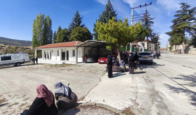 Afyon’da cenaze alanında pes dedirten görüntü!