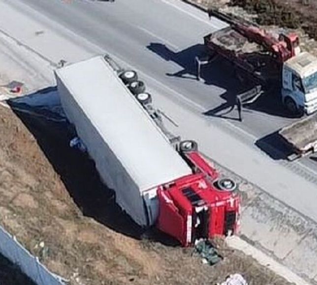 TIR DEVRİLDİ, SÜRÜCÜ YARALANDI