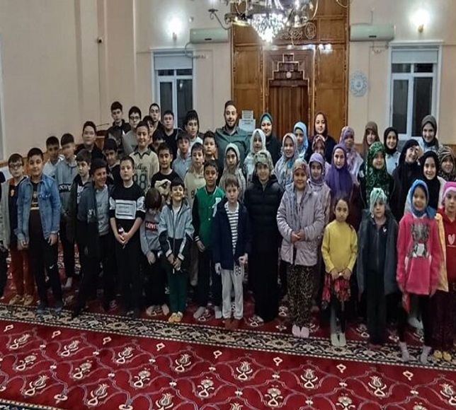 ÇOCUKLAR TERAVİHE KOŞUYOR!.. NASIL MI?..