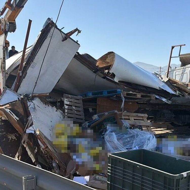 TIR REFÜJE GİRDİ, TRAFİK KİTLENDİ