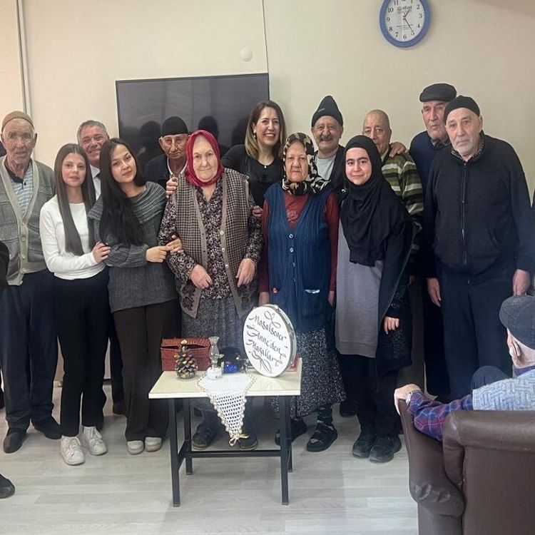 AEV bursiyerlerinden huzurevine ziyaret