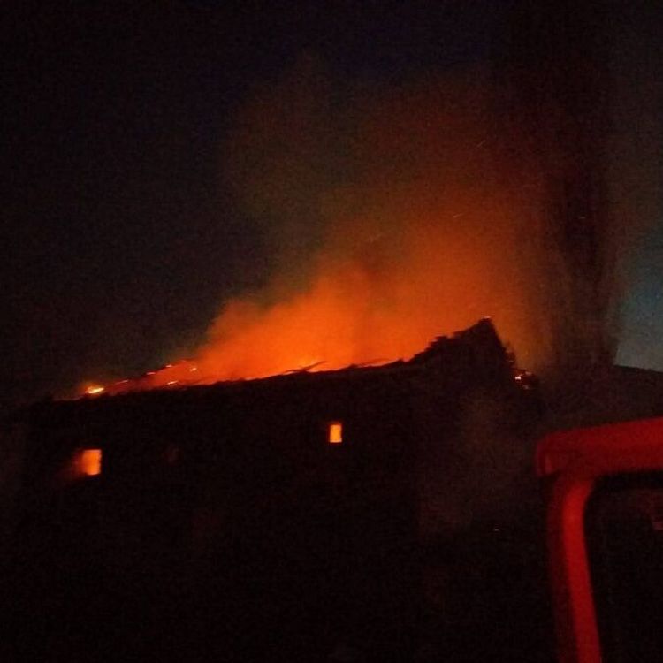 78 yaşındaki kadının evi tamamen yandı