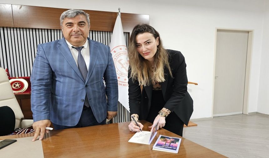 Öğretmen, ışığıyla öğrencilerinin yolunu aydınlatan bir rehberdir